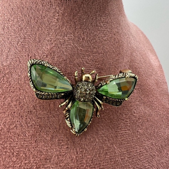 Emerald Green Bee Gold Brooch - Picture 1 of 5
